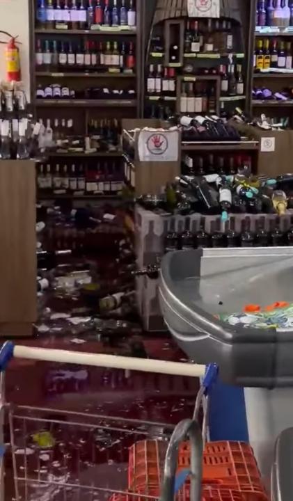 Foto 6 de 6 — Homem quebra garrafas de bebidas e causa prejuízo de R$ 60 mil em supermercado